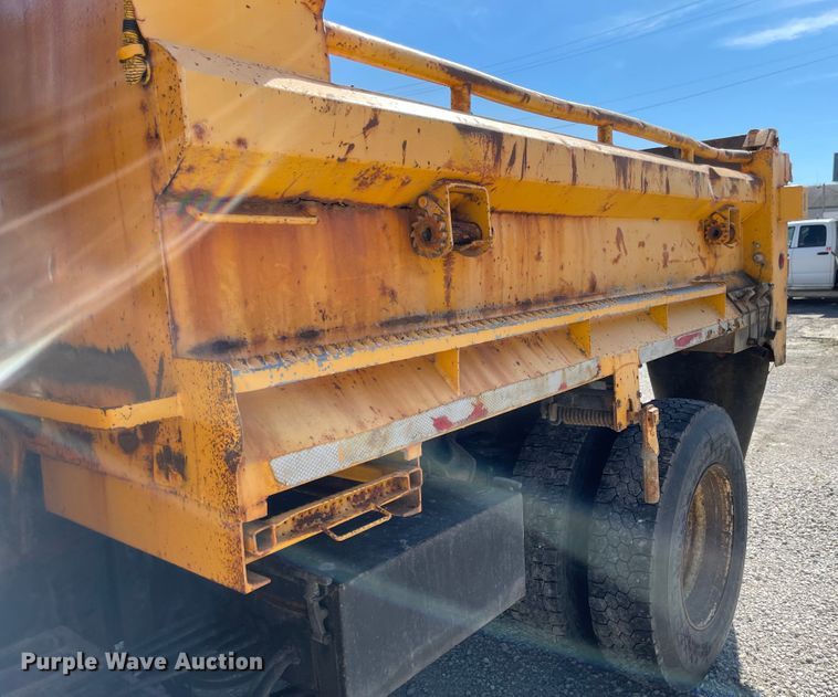 image for item JD9313 2005 International 7400  dump truck