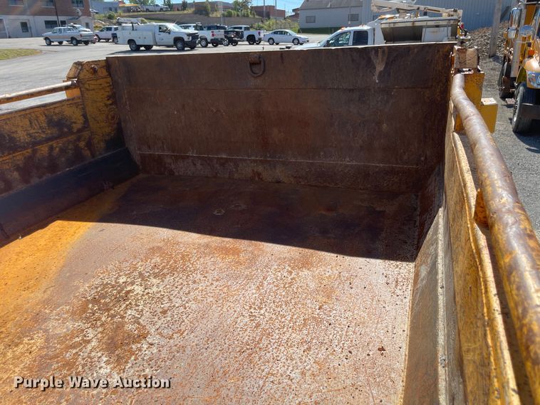 image for item JD9313 2005 International 7400  dump truck