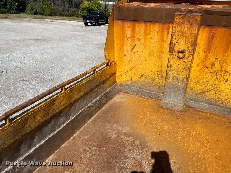 image for item JD9313 2005 International 7400  dump truck