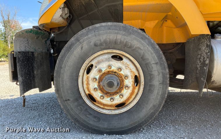 image for item JD9313 2005 International 7400  dump truck