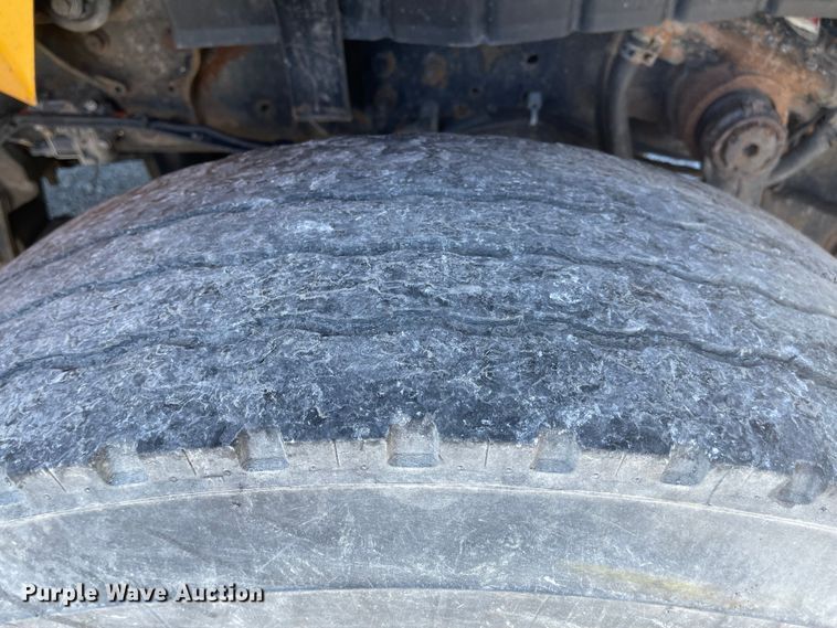 image for item JD9313 2005 International 7400  dump truck