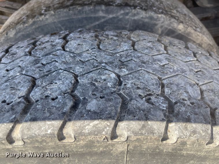 image for item JD9313 2005 International 7400  dump truck