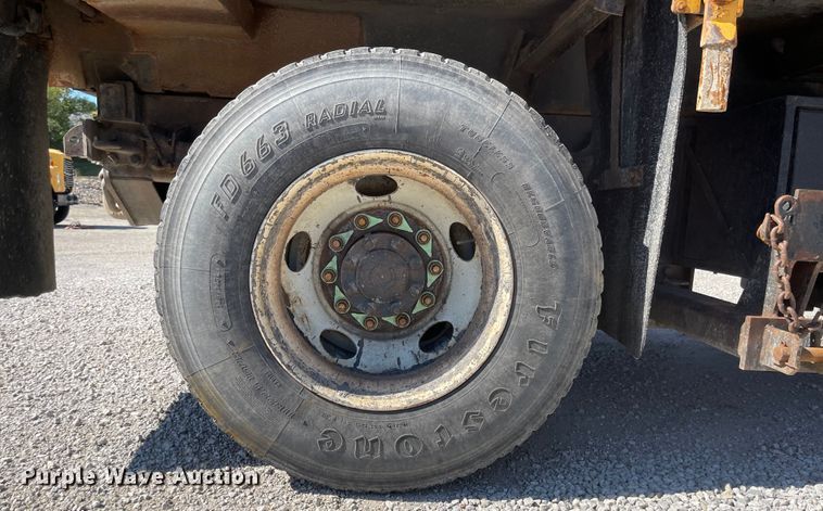 image for item JD9313 2005 International 7400  dump truck