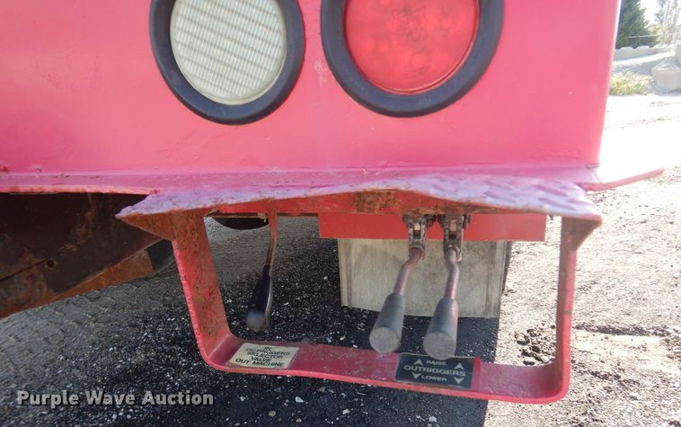 image for item KI9237 2005 Kenworth T300  bucket truck