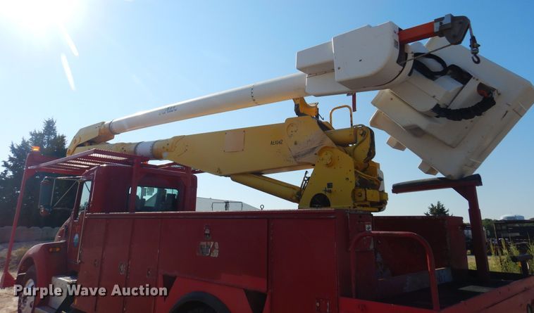 image for item KI9237 2005 Kenworth T300  bucket truck