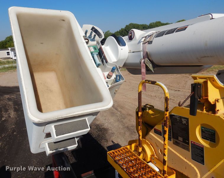 image for item KI9237 2005 Kenworth T300  bucket truck