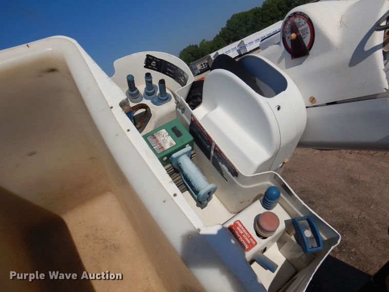 image for item KI9237 2005 Kenworth T300  bucket truck