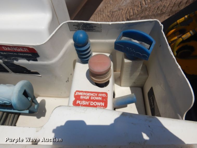 image for item KI9237 2005 Kenworth T300  bucket truck