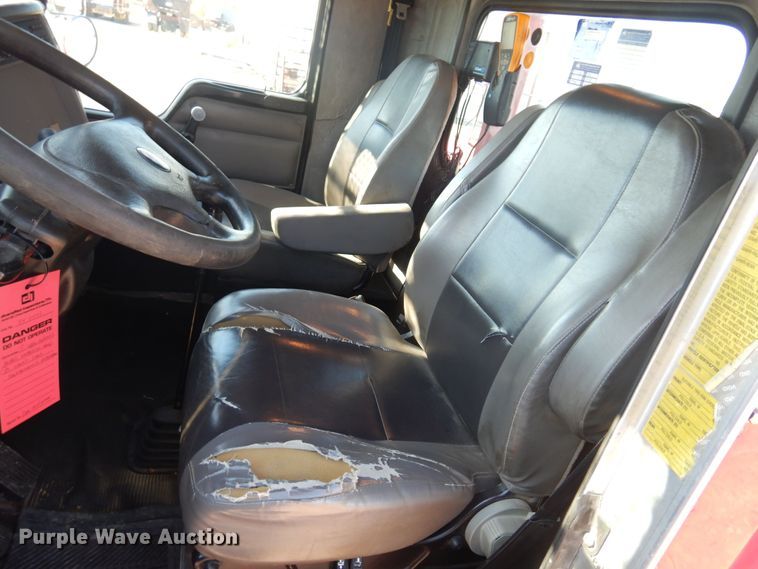 image for item KI9237 2005 Kenworth T300  bucket truck