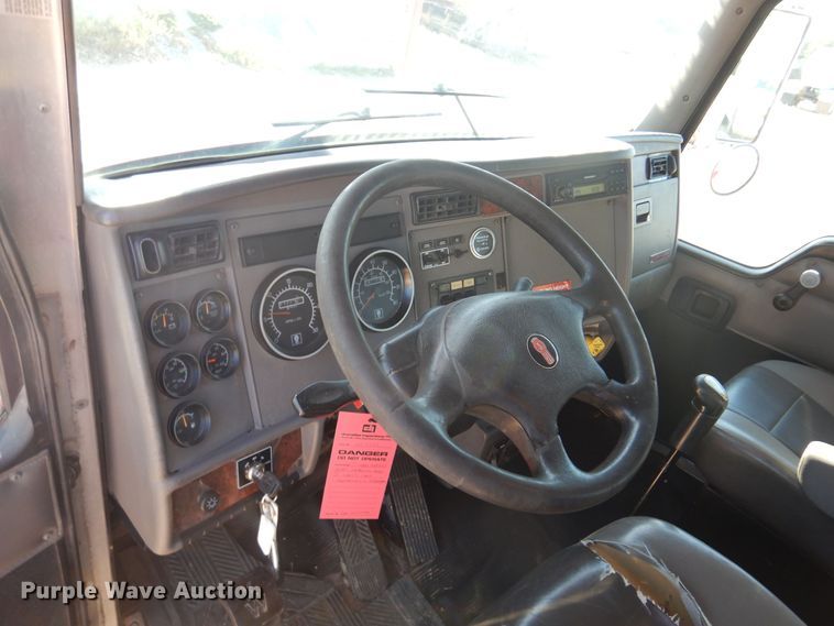 image for item KI9237 2005 Kenworth T300  bucket truck