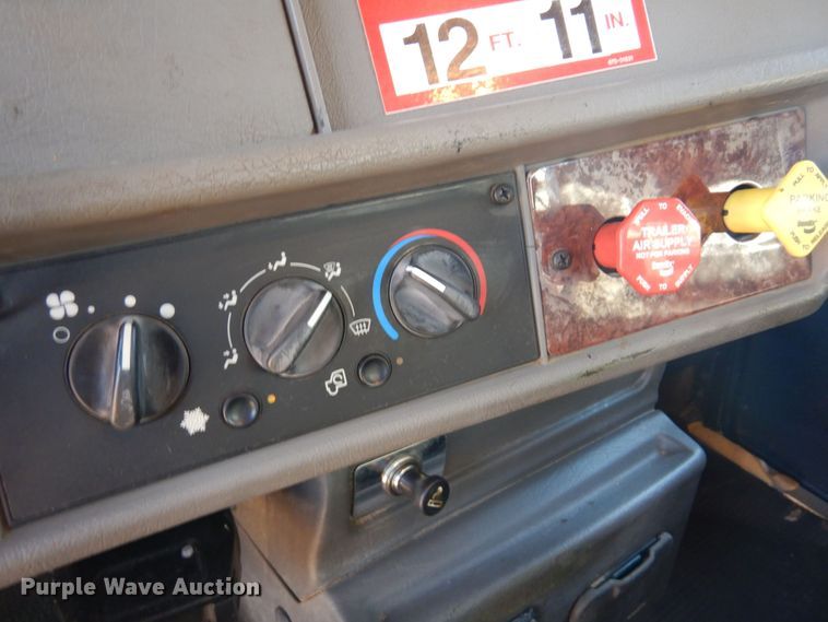 image for item KI9237 2005 Kenworth T300  bucket truck