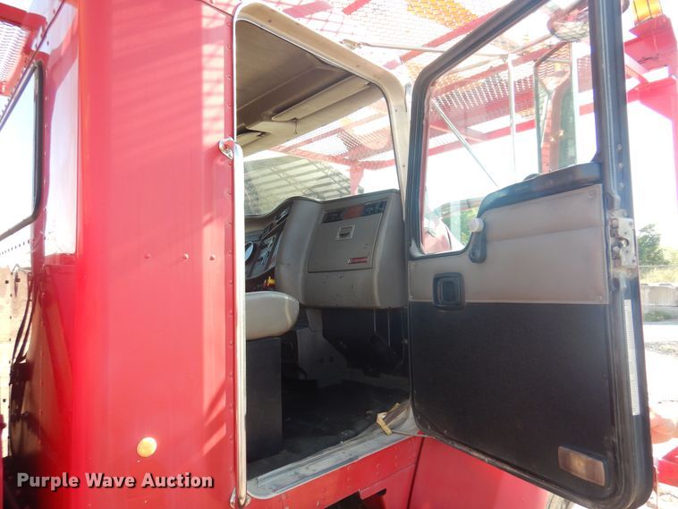 image for item KI9237 2005 Kenworth T300  bucket truck