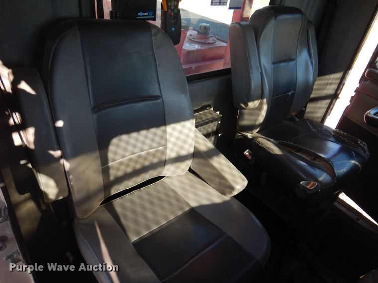 image for item KI9237 2005 Kenworth T300  bucket truck