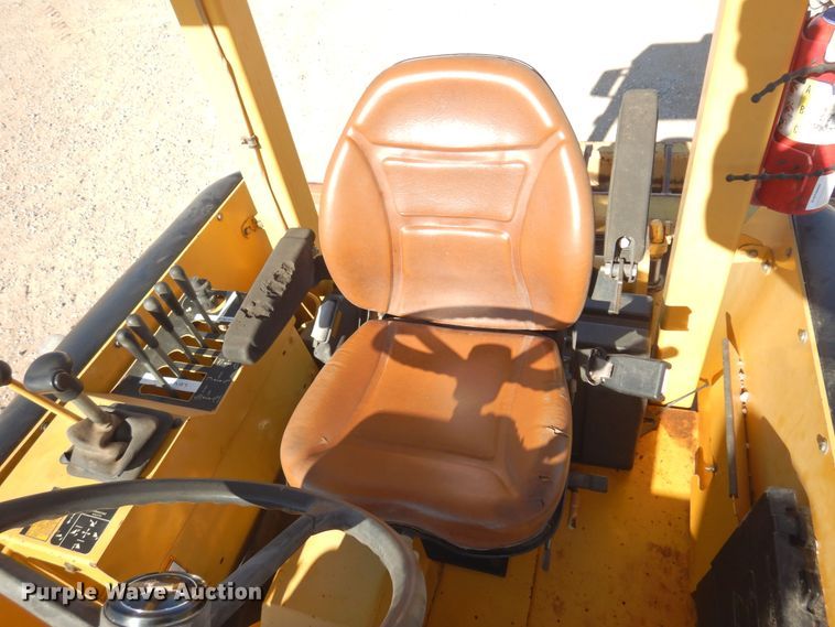 image for item KO9815 2001 John Deere 210LE  landscape tractor