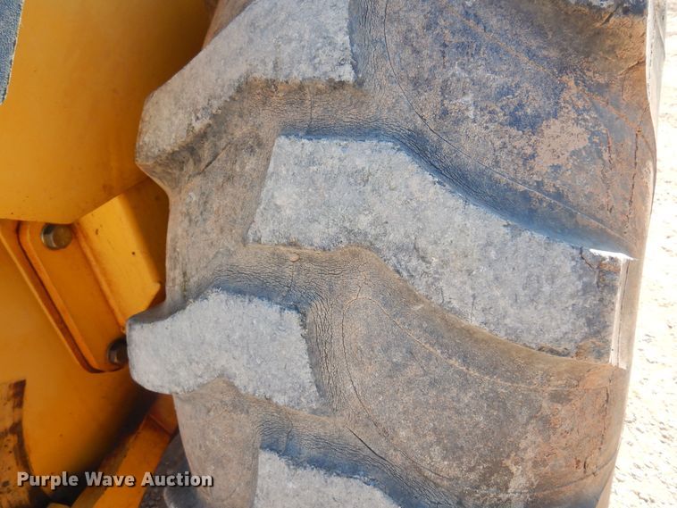 image for item KO9815 2001 John Deere 210LE  landscape tractor