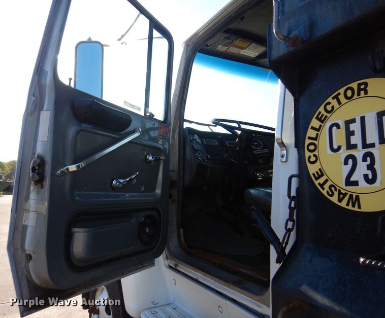 image for item KO9964 1995 Ford L8000  dump truck