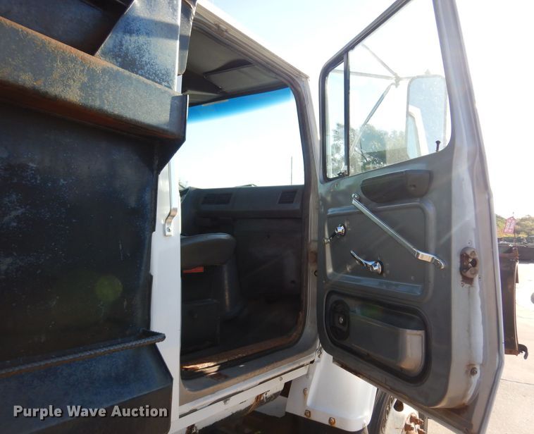 image for item KO9964 1995 Ford L8000  dump truck