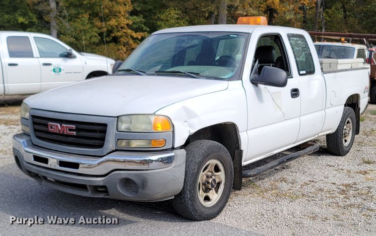 image for item LN9653 2004 GMC Sierra 1500  Ext. Cab pickup truck