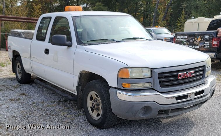 image for item LN9653 2004 GMC Sierra 1500  Ext. Cab pickup truck