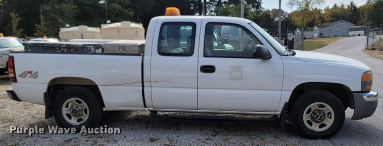 image for item LN9653 2004 GMC Sierra 1500  Ext. Cab pickup truck