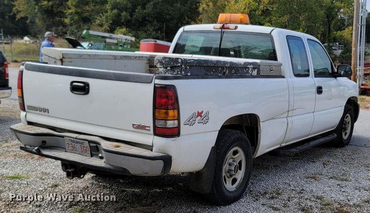 image for item LN9653 2004 GMC Sierra 1500  Ext. Cab pickup truck