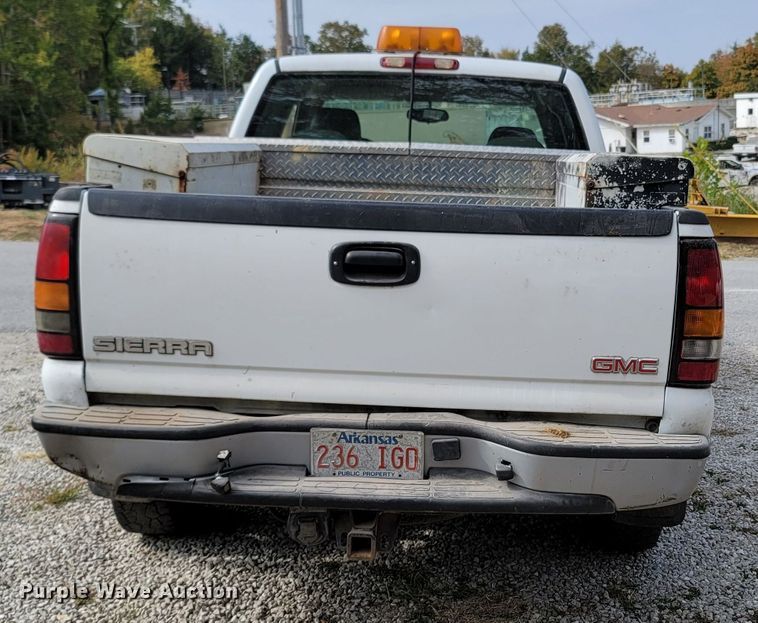 image for item LN9653 2004 GMC Sierra 1500  Ext. Cab pickup truck