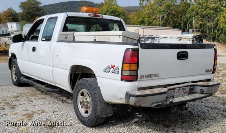 image for item LN9653 2004 GMC Sierra 1500  Ext. Cab pickup truck