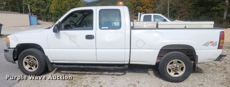 image for item LN9653 2004 GMC Sierra 1500  Ext. Cab pickup truck