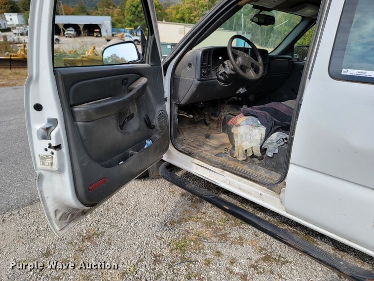 image for item LN9653 2004 GMC Sierra 1500  Ext. Cab pickup truck