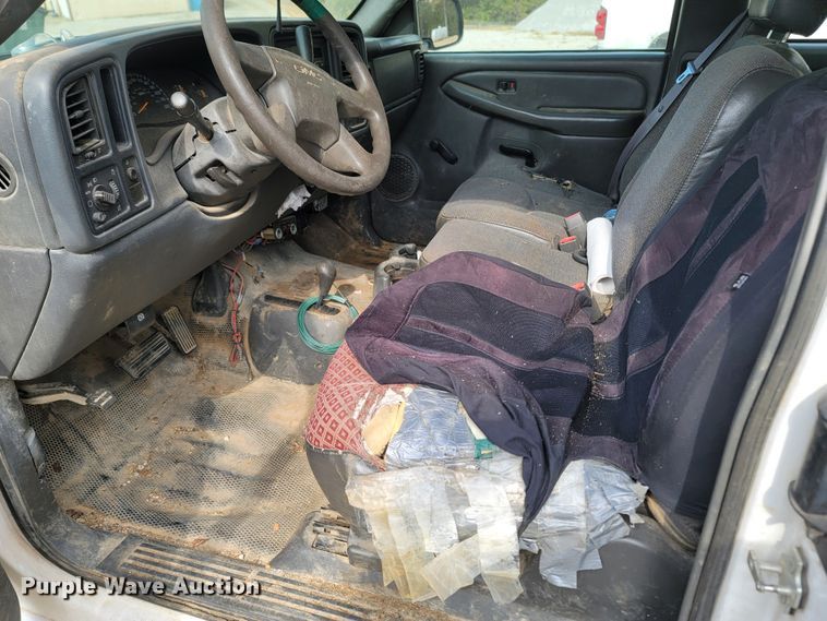 image for item LN9653 2004 GMC Sierra 1500  Ext. Cab pickup truck