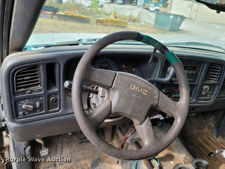 image for item LN9653 2004 GMC Sierra 1500  Ext. Cab pickup truck