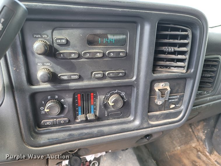 image for item LN9653 2004 GMC Sierra 1500  Ext. Cab pickup truck