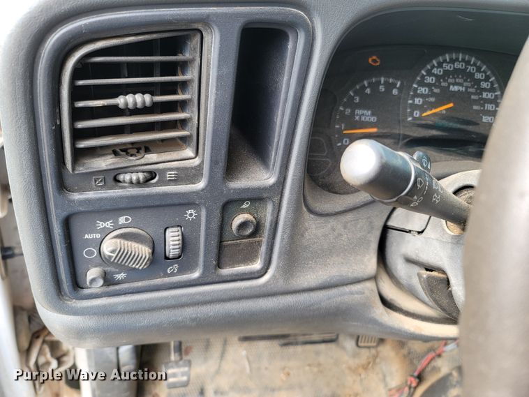 image for item LN9653 2004 GMC Sierra 1500  Ext. Cab pickup truck