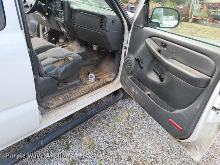 image for item LN9653 2004 GMC Sierra 1500  Ext. Cab pickup truck