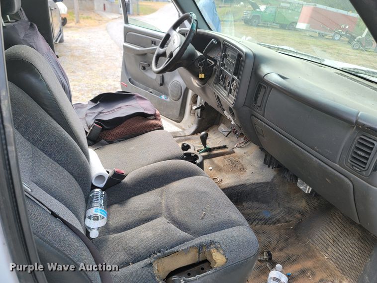 image for item LN9653 2004 GMC Sierra 1500  Ext. Cab pickup truck