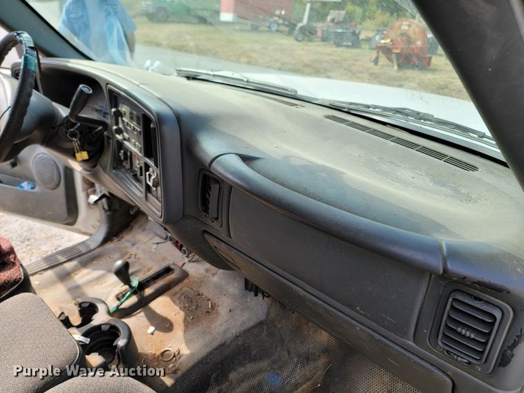 image for item LN9653 2004 GMC Sierra 1500  Ext. Cab pickup truck