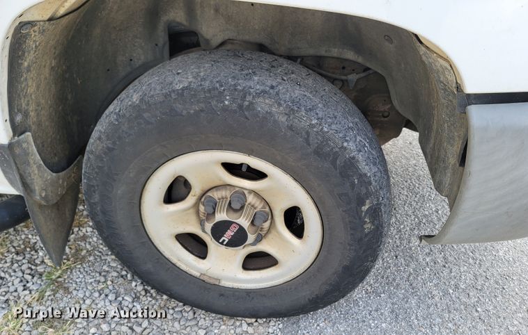 image for item LN9653 2004 GMC Sierra 1500  Ext. Cab pickup truck