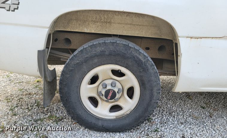 image for item LN9653 2004 GMC Sierra 1500  Ext. Cab pickup truck