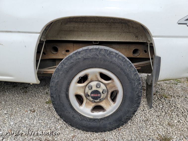 image for item LN9653 2004 GMC Sierra 1500  Ext. Cab pickup truck