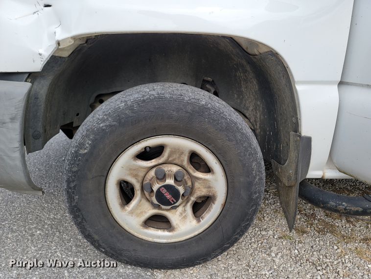 image for item LN9653 2004 GMC Sierra 1500  Ext. Cab pickup truck