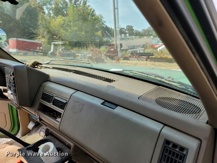 image for item LN9654 1994 Chevrolet 3500HD  bucket truck