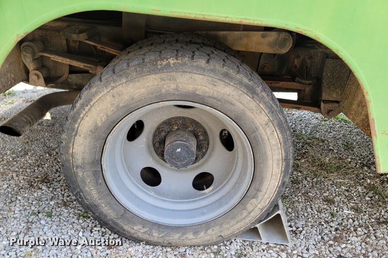 image for item LN9654 1994 Chevrolet 3500HD  bucket truck