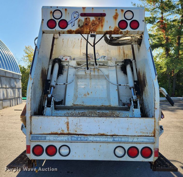 image for item MK9404 2010 International DuraStar 4300  refuse truck