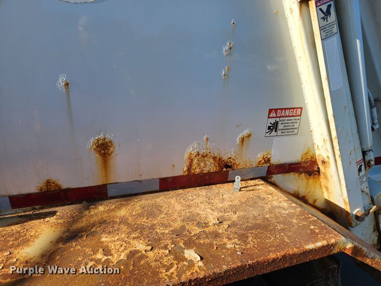 image for item MK9404 2010 International DuraStar 4300  refuse truck