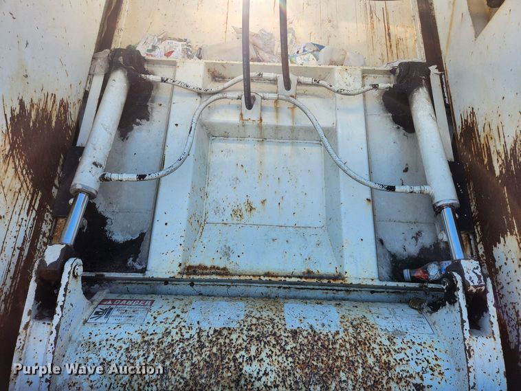 image for item MK9404 2010 International DuraStar 4300  refuse truck