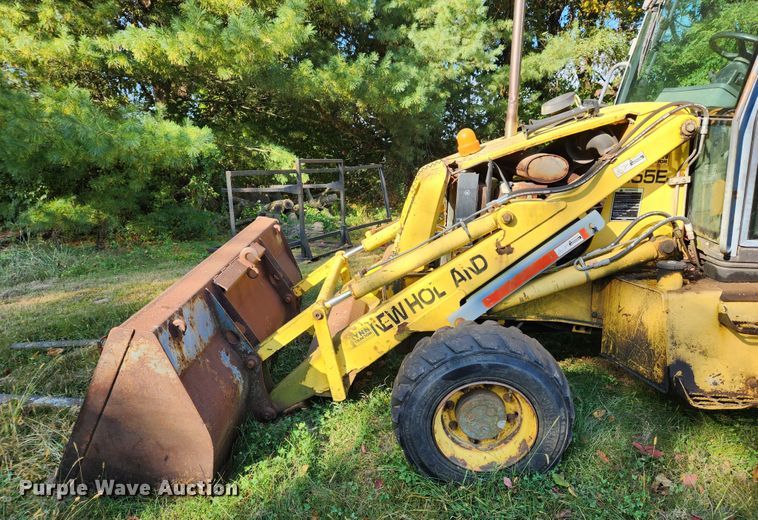 image for item MK9410 2000 New Holland 655E  backhoe
