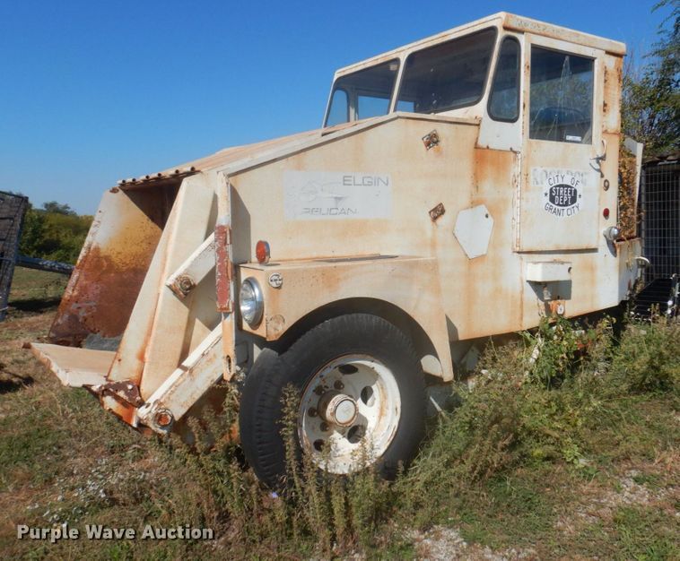 image for item MU9769 Elgin Pelican  street sweeper truck