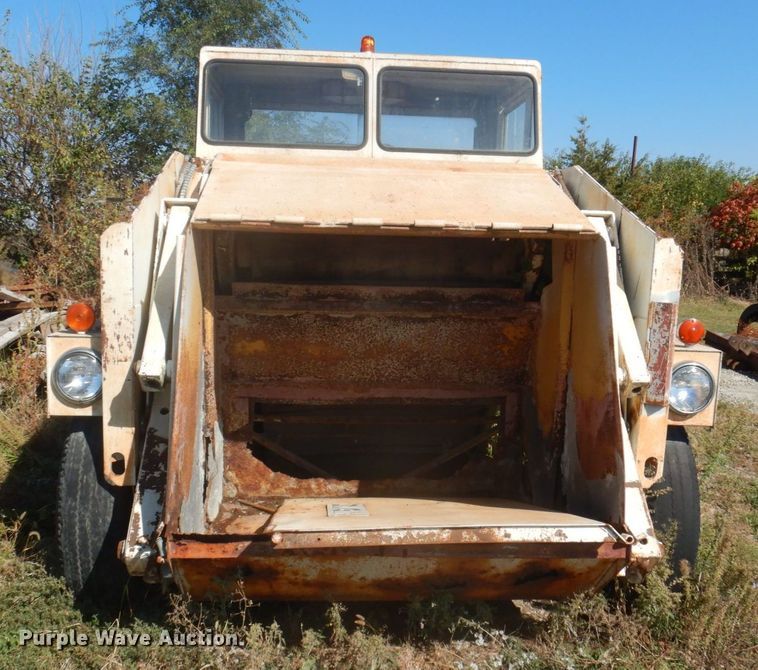image for item MU9769 Elgin Pelican  street sweeper truck