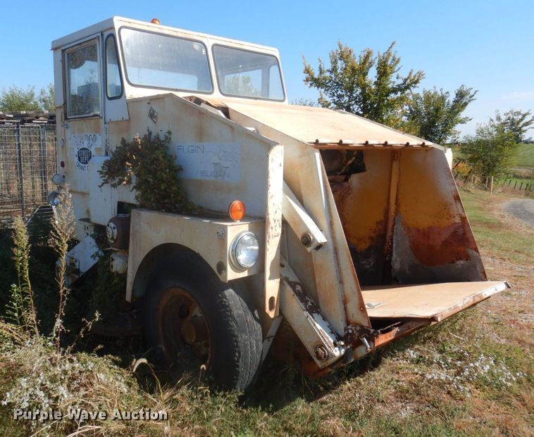 image for item MU9769 Elgin Pelican  street sweeper truck