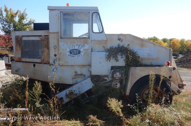 image for item MU9769 Elgin Pelican  street sweeper truck